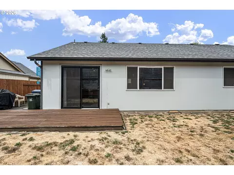 Exterior - 963 Marquet Way, Eugene, OR 97401 photo 3 of 10