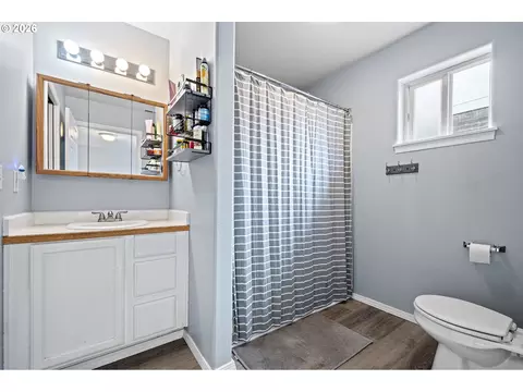 Bath - 963 Marquet Way, Eugene, OR 97401 photo 2 of 4