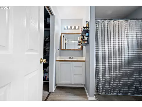 Bath - 963 Marquet Way, Eugene, OR 97401 photo 1 of 4