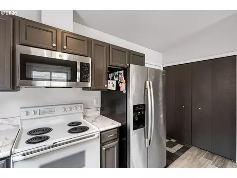 Kitchen - 963 Marquet Way, Eugene, OR 97401 photo 4 of 5