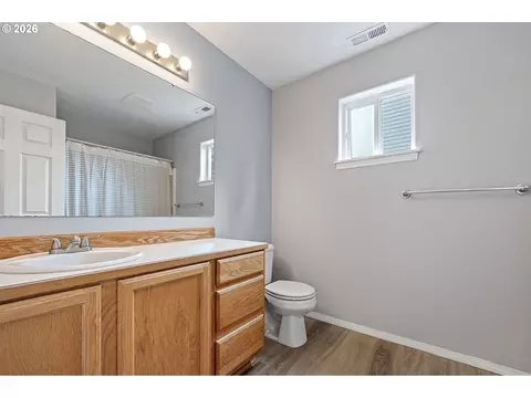 Bath - 963 Marquet Way, Eugene, OR 97401 photo 4 of 4
