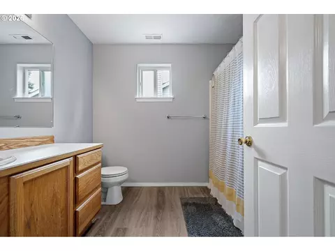 Bath - 963 Marquet Way, Eugene, OR 97401 photo 3 of 4