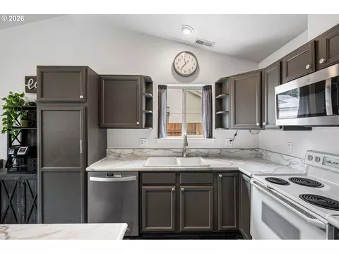 Kitchen - 963 Marquet Way, Eugene, OR 97401 photo 3 of 5