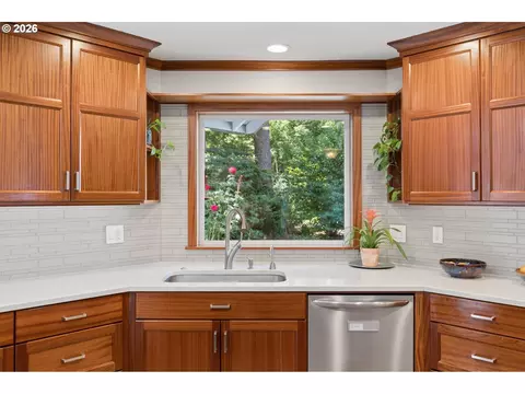 Kitchen - 17295 Hanneman Ct, Gladstone, OR 97027 photo 4 of 7