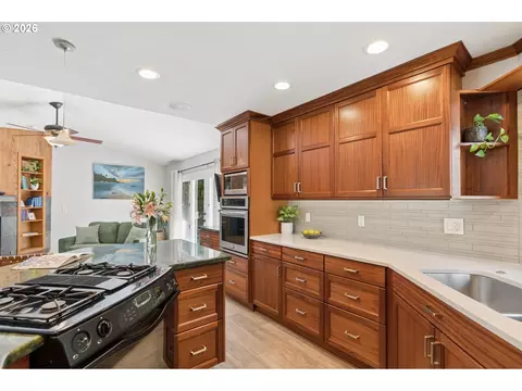 Kitchen - 17295 Hanneman Ct, Gladstone, OR 97027 photo 5 of 7