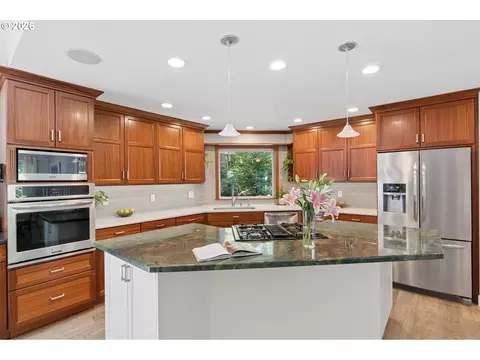 Kitchen - 17295 Hanneman Ct, Gladstone, OR 97027 photo 2 of 7