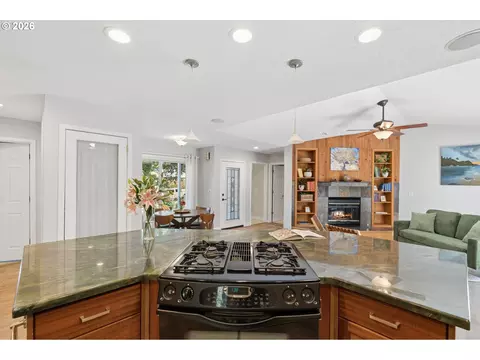 Kitchen - 17295 Hanneman Ct, Gladstone, OR 97027 photo 6 of 7