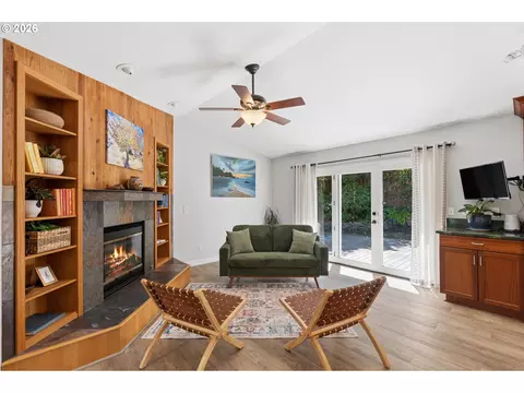 Living - 17295 Hanneman Ct, Gladstone, OR 97027 photo 1 of 2