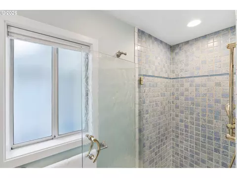 Bath - 17295 Hanneman Ct, Gladstone, OR 97027 photo 2 of 7