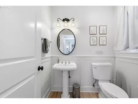 Bath - 2230 Turnberry Ct, Eugene, OR 97401 photo 1 of 6