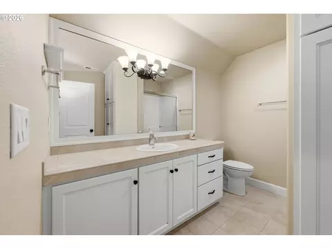 Bath - 2230 Turnberry Ct, Eugene, OR 97401 photo 6 of 6