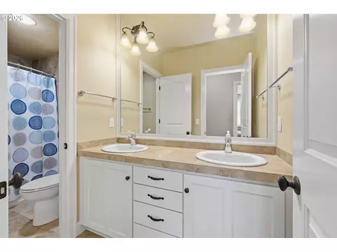 Bath - 2230 Turnberry Ct, Eugene, OR 97401 photo 5 of 6