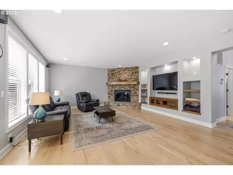 Living - 2230 Turnberry Ct, Eugene, OR 97401 photo 5 of 5