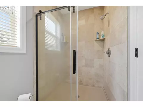 Bath - 2230 Turnberry Ct, Eugene, OR 97401 photo 4 of 6