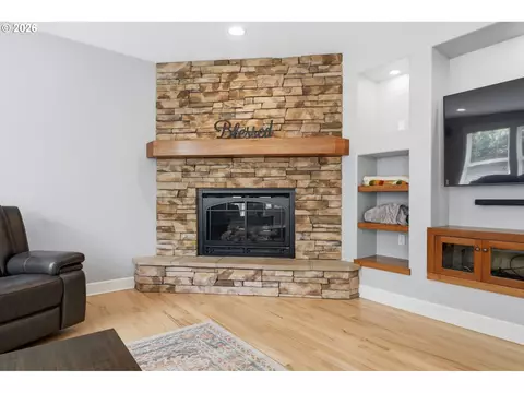 Living - 2230 Turnberry Ct, Eugene, OR 97401 photo 4 of 5