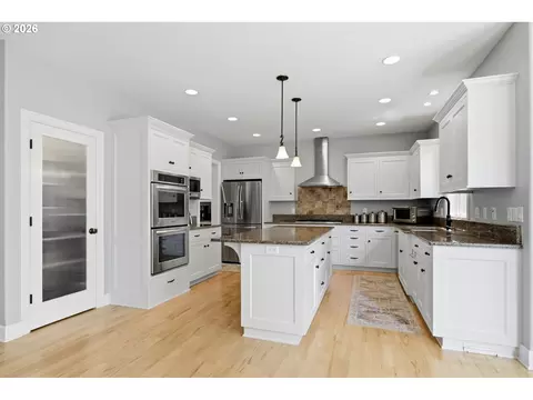 Kitchen - 2230 Turnberry Ct, Eugene, OR 97401 photo 4 of 5