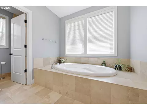 Bath - 2230 Turnberry Ct, Eugene, OR 97401 photo 3 of 6