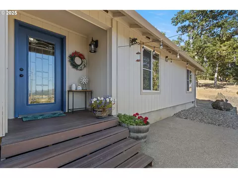 941 Colonial Rd, Roseburg, OR 97471