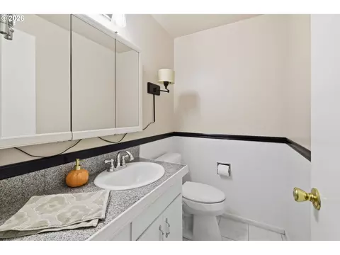 Bath - 4700 Thunderbird St, Eugene, OR 97404 photo 3 of 3