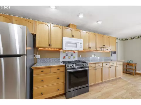 Kitchen - 4700 Thunderbird St, Eugene, OR 97404 photo 3 of 3