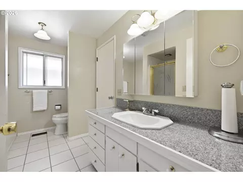 Bath - 4700 Thunderbird St, Eugene, OR 97404 photo 1 of 3