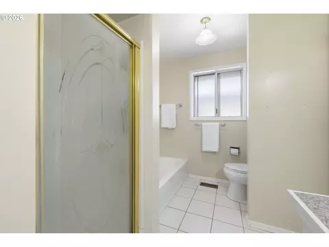 Bath - 4700 Thunderbird St, Eugene, OR 97404 photo 2 of 3