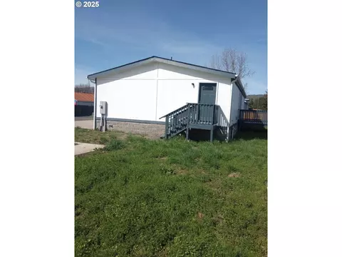 1973 Castle Ave, Roseburg, OR 97471
