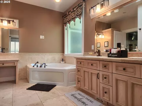 Bath - 2148 Willow Loop, Florence, OR 97439 photo 1 of 7