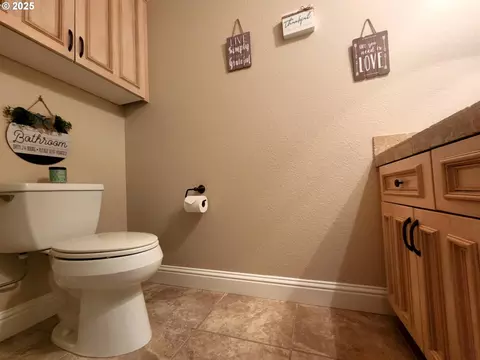 Bath - 2148 Willow Loop, Florence, OR 97439 photo 7 of 7