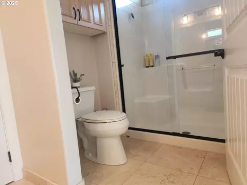 Bath - 2148 Willow Loop, Florence, OR 97439 photo 5 of 7