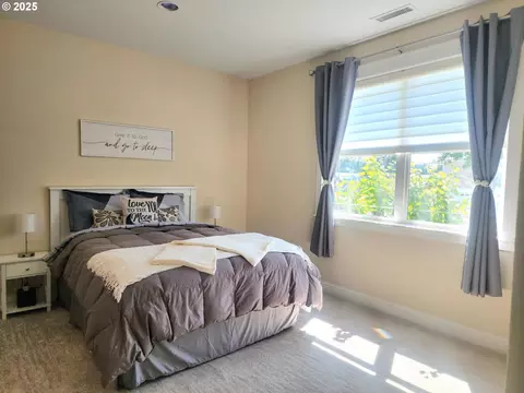 Bedroom - 2148 Willow Loop, Florence, OR 97439 photo 3 of 8