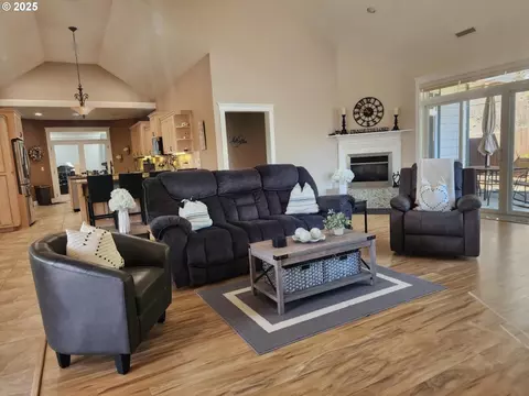 Living - 2148 Willow Loop, Florence, OR 97439 photo 1 of 1