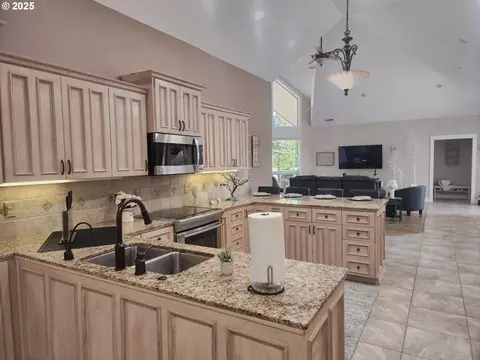 Kitchen - 2148 Willow Loop, Florence, OR 97439 photo 3 of 5