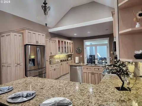 Kitchen - 2148 Willow Loop, Florence, OR 97439 photo 1 of 5