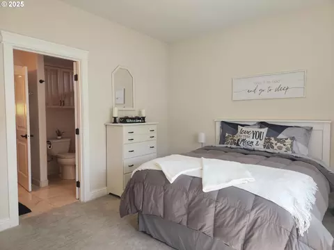 Bedroom - 2148 Willow Loop, Florence, OR 97439 photo 4 of 8