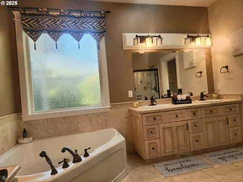 Bath - 2148 Willow Loop, Florence, OR 97439 photo 2 of 7
