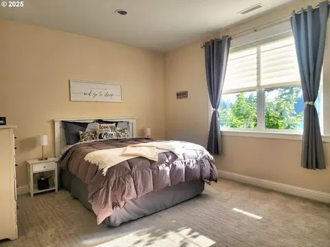 Bedroom - 2148 Willow Loop, Florence, OR 97439 photo 5 of 8