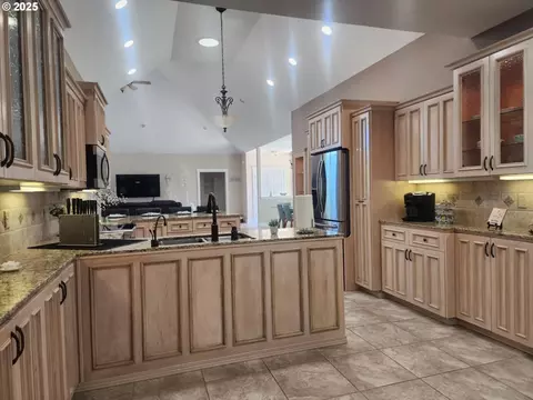 Kitchen - 2148 Willow Loop, Florence, OR 97439 photo 4 of 5
