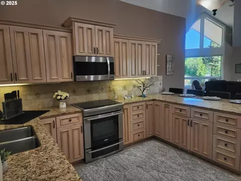 Kitchen - 2148 Willow Loop, Florence, OR 97439 photo 5 of 5