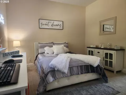 Bedroom - 2148 Willow Loop, Florence, OR 97439 photo 6 of 8