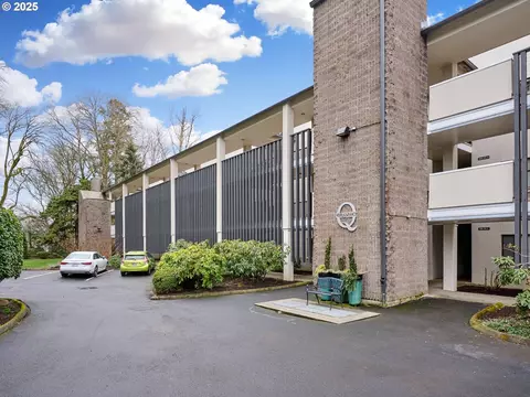 790 SE Webber St #206, Portland, OR 97202