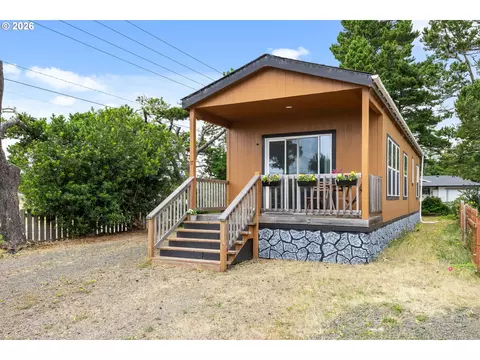 1699 27th St #17, Florence, OR 97439