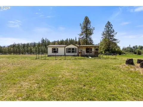 6107 Nonpareil Rd, Sutherlin, OR 97479