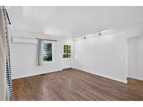Living - 4520 SE Chase Rd, Gresham, OR 97080 photo 2 of 3