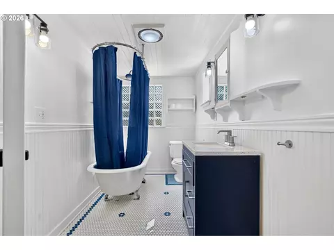 Bath - 4520 SE Chase Rd, Gresham, OR 97080 photo 1 of 4