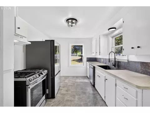 Kitchen - 4520 SE Chase Rd, Gresham, OR 97080 photo 1 of 4