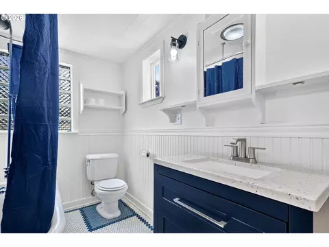 Bath - 4520 SE Chase Rd, Gresham, OR 97080 photo 2 of 4