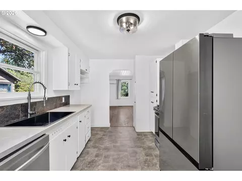 Kitchen - 4520 SE Chase Rd, Gresham, OR 97080 photo 4 of 4
