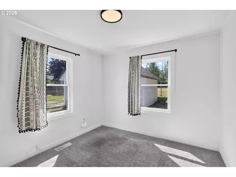 Bedroom - 4520 SE Chase Rd, Gresham, OR 97080 photo 3 of 5