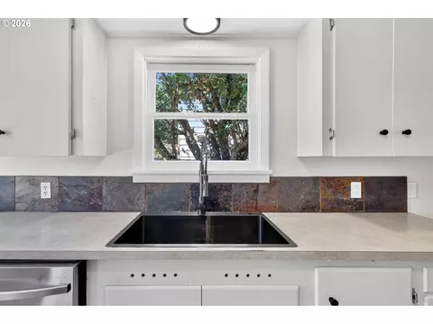 Kitchen - 4520 SE Chase Rd, Gresham, OR 97080 photo 3 of 4